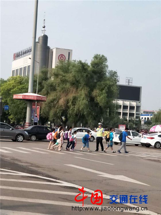 私家車變“黑校車” 超載塞滿10人