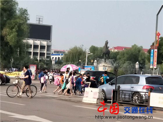 私家車變“黑校車” 超載塞滿10人