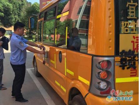 筑好校園安全防護網 江西宜春交警暑期嚴查校車交通違法行為