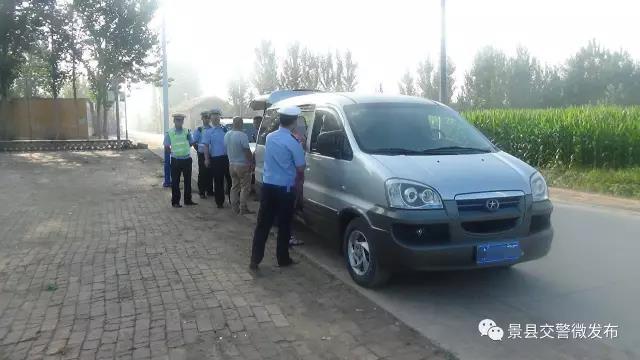 河北景縣交警查獲一輛超員“黑”校車