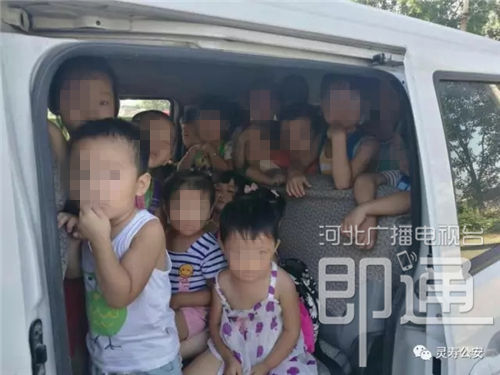 河北石家莊查處一輛黑校車 僅5座位卻塞進35名幼童