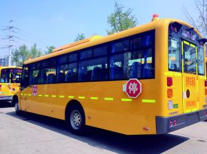 “長鼻王”校車來啦 化身“變形金剛”助力學(xué)生安全行