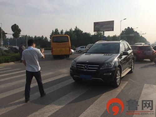 山東膠州:奔馳與幼兒園校車刮擦 無人員傷亡