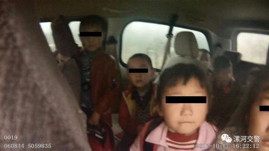 漯河交警對(duì)一“校車”開出萬元罰單 全程錄像