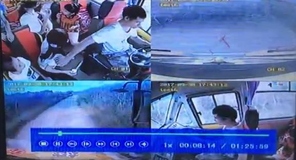 4歲男孩被校車撞上不幸身亡！出事時司機懷里竟抱著一個人……行車記錄儀還原現場！