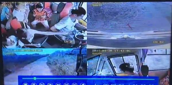 4歲男孩被校車撞上不幸身亡！出事時司機懷里竟抱著一個人……行車記錄儀還原現場！