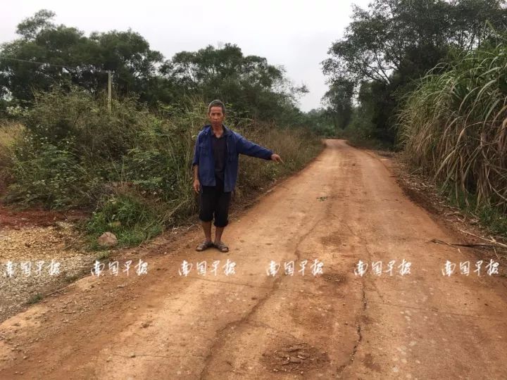 4歲男孩被校車撞上不幸身亡！出事時司機懷里竟抱著一個人……行車記錄儀還原現場！