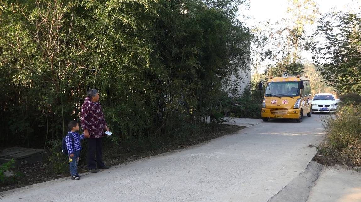 在農村，校車已不僅僅是校車