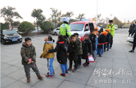 面包車當校車還超員9人 山東臨沂經開區交警查處兩起“黑校車”