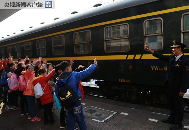 秦嶺小慢車：山里孩子們的快樂“校車”