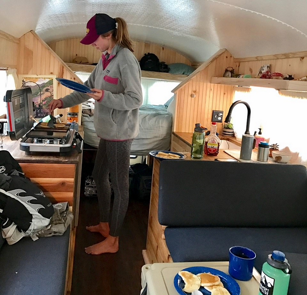 美國夫妻花費(fèi)12萬把廢舊校車改造成房車，帶著全家去旅行