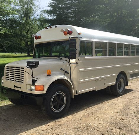 美國夫妻花費(fèi)12萬把廢舊校車改造成房車，帶著全家去旅行