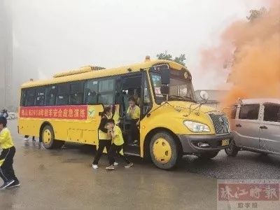 佛山開(kāi)展校車應(yīng)急救援演練，看看孩子如何“逃生”！