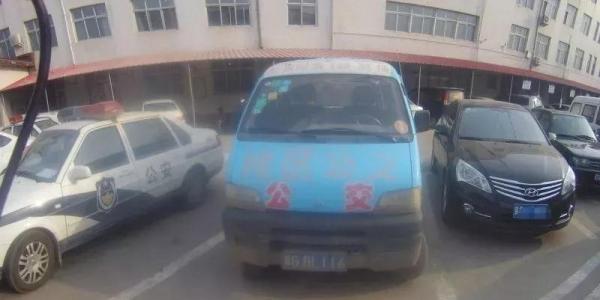 黑校車超員100%，車內座椅全被拆