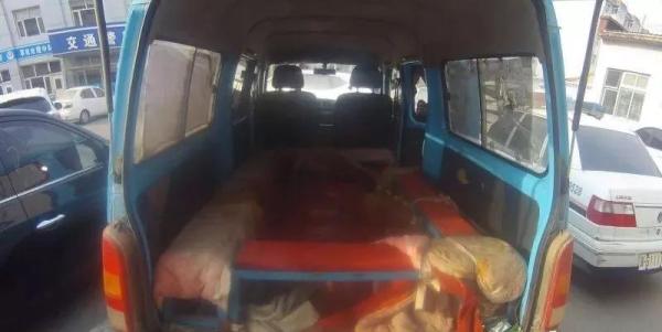 黑校車超員100%，車內座椅全被拆