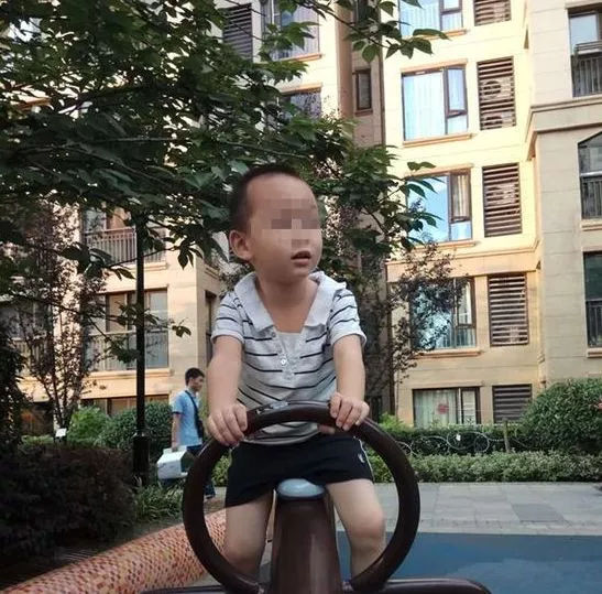 要命！男孩在校車(chē)內(nèi)被活活?lèi)炈溃∵@事誰(shuí)來(lái)負(fù)責(zé)？