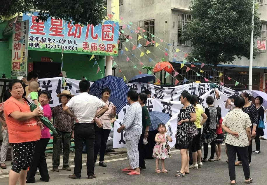 要命！男孩在校車(chē)內(nèi)被活活?lèi)炈溃∵@事誰(shuí)來(lái)負(fù)責(zé)？