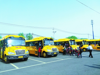 村里來了“大鼻子”校車