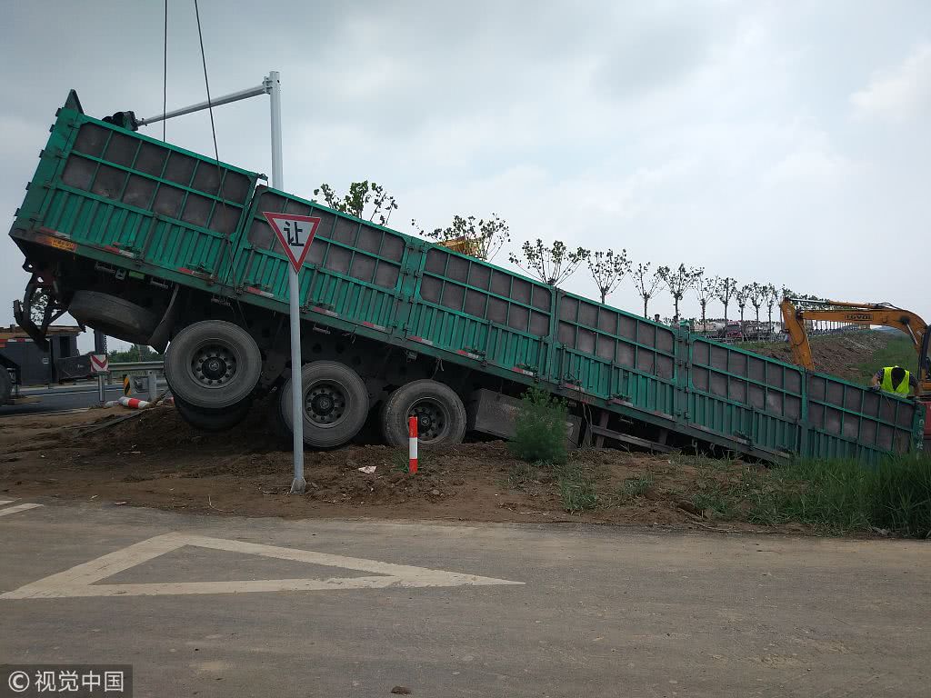 山東重載大貨車與校車相撞 雙雙墜入水溝
