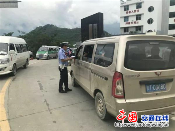 雅安交警向“黑校車”開戰(zhàn)