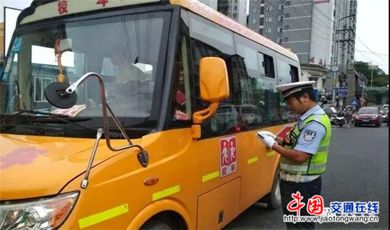 雅安交警向“黑校車”開戰(zhàn)