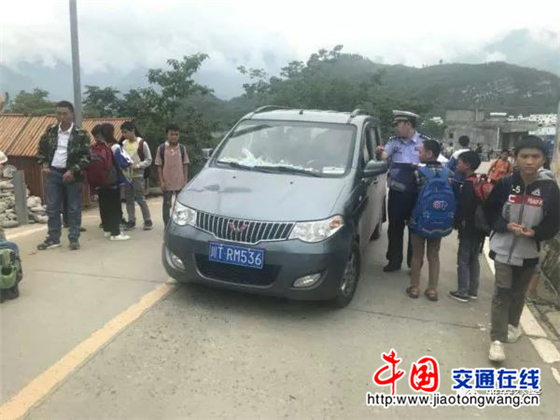雅安交警向“黑校車”開戰(zhàn)