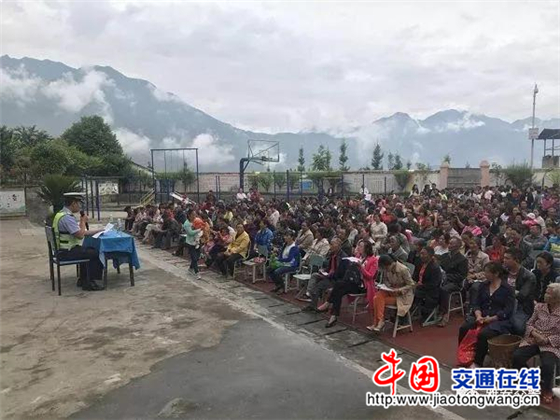 雅安交警向“黑校車”開戰(zhàn)