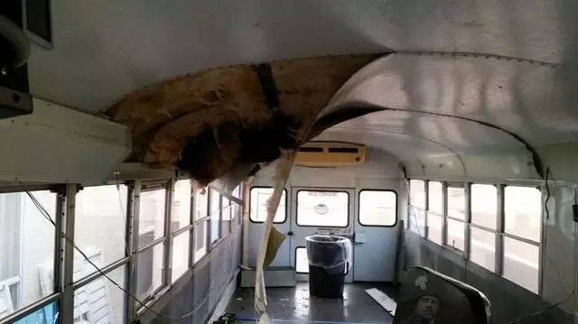 震驚：父子把買來的校車改裝成房車后，看到的人都后悔買房了！