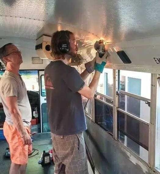 震驚：父子把買來的校車改裝成房車后，看到的人都后悔買房了！