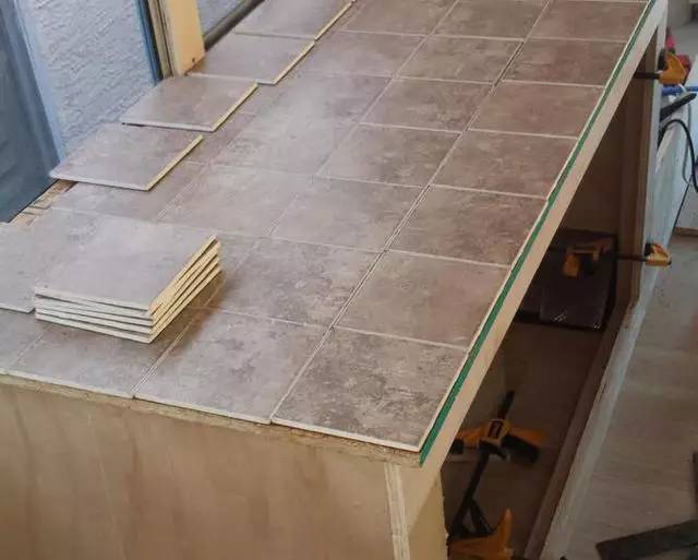 震驚：父子把買來的校車改裝成房車后，看到的人都后悔買房了！