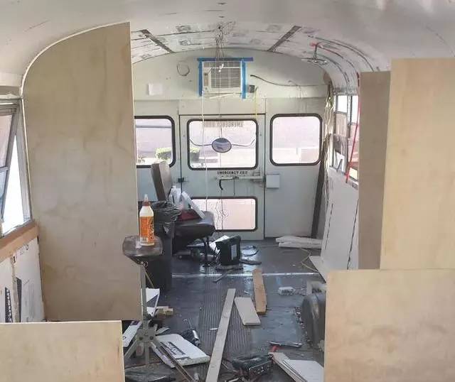 震驚：父子把買來的校車改裝成房車后，看到的人都后悔買房了！