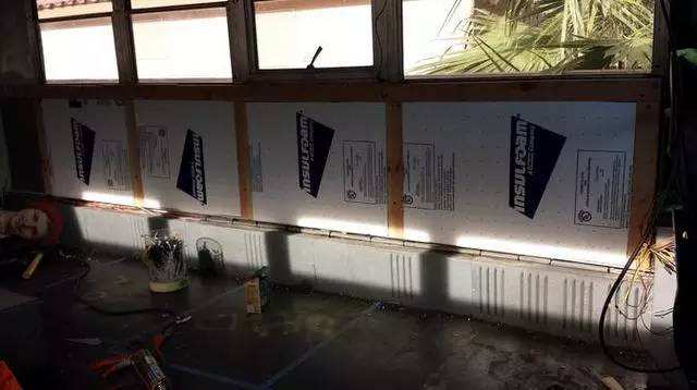 震驚：父子把買來的校車改裝成房車后，看到的人都后悔買房了！