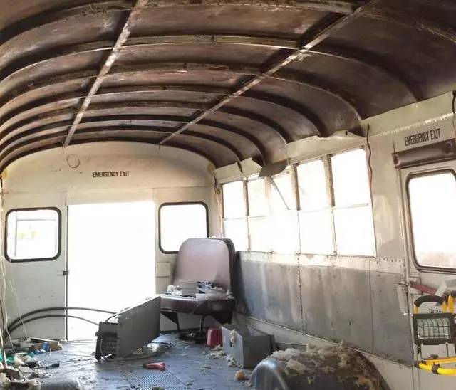 震驚：父子把買來的校車改裝成房車后，看到的人都后悔買房了！