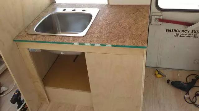 震驚：父子把買來的校車改裝成房車后，看到的人都后悔買房了！