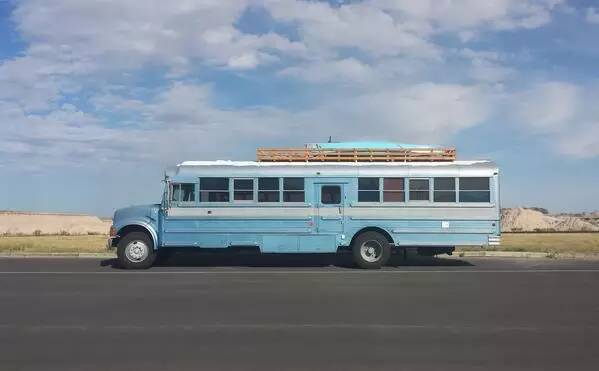震驚：父子把買來的校車改裝成房車后，看到的人都后悔買房了！
