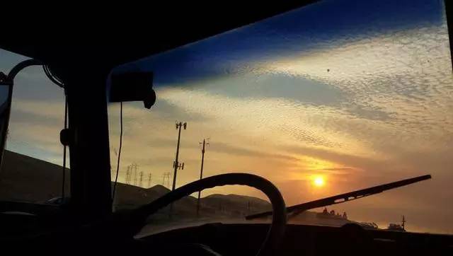 震驚：父子把買來的校車改裝成房車后，看到的人都后悔買房了！