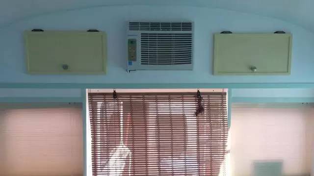 震驚：父子把買來的校車改裝成房車后，看到的人都后悔買房了！