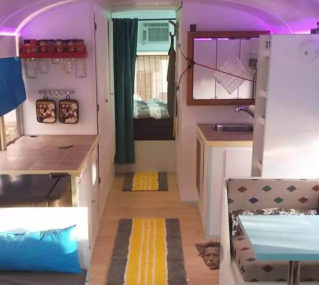 震驚：父子把買來的校車改裝成房車后，看到的人都后悔買房了！