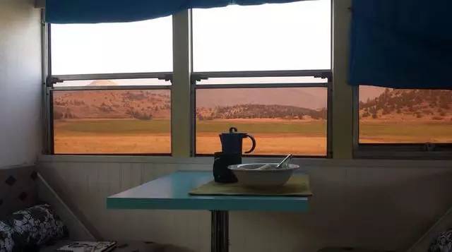 震驚：父子把買來的校車改裝成房車后，看到的人都后悔買房了！