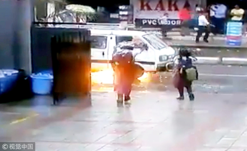 印度一校車突然起火 數名女學生驚險逃生