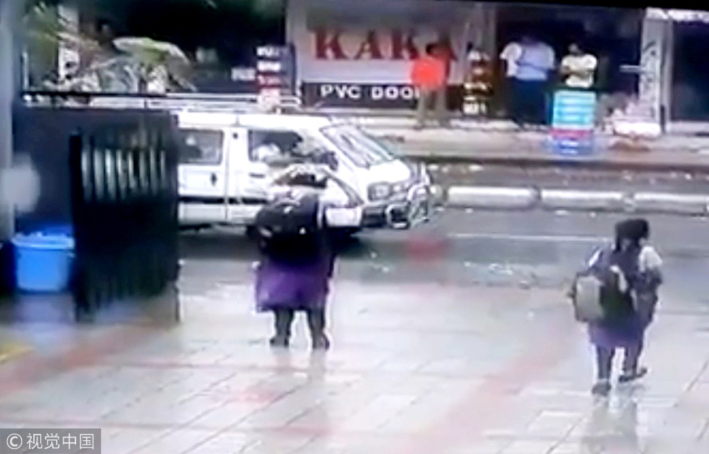 印度一校車突然起火 數名女學生驚險逃生