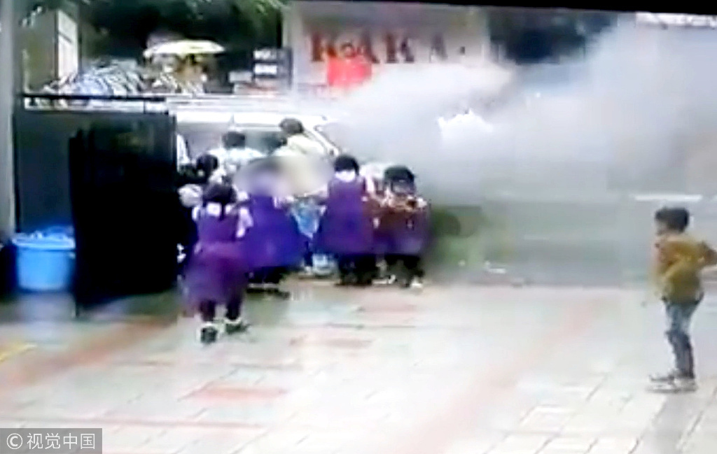 印度一校車突然起火 數名女學生驚險逃生