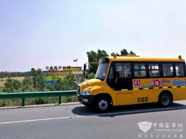 用踏實(shí)的腳印踐行公益誓言 安凱校車行在路上