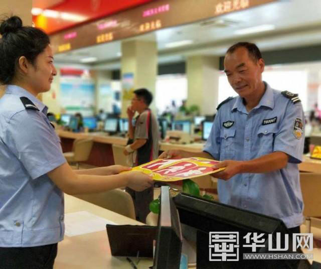 潼關(guān)交警大隊(duì)車(chē)管所見(jiàn)證的第一筆校車(chē)標(biāo)牌申領(lǐng)