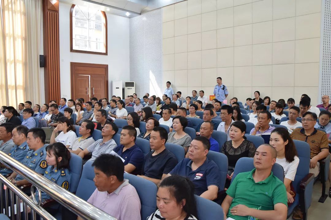 全市首例非法校車超載危險駕駛案開庭，鄭其文檢察長出庭公訴