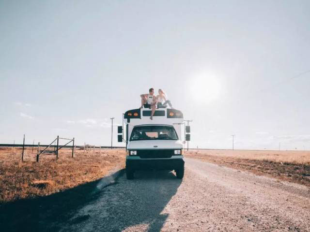 美國：為了省下租金，美國大學生情侶將校車改裝成房車