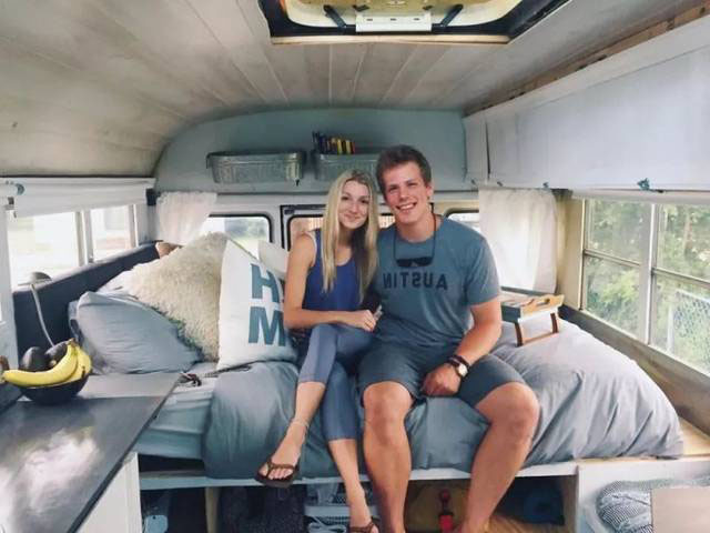 美國：為了省下租金，美國大學生情侶將校車改裝成房車