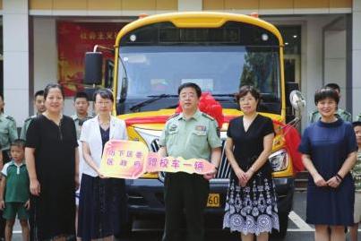 山東濟(jì)南：“迷彩校車”讓賢記