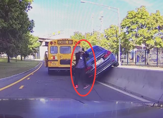 寶馬車想要超越前面校車，深踩一腳油門后卻要抱頭痛哭