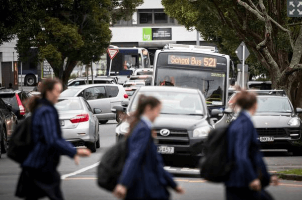 校車被取消家長被迫送孩子上下學，路上越來越堵真是AT部門要的結果嗎？